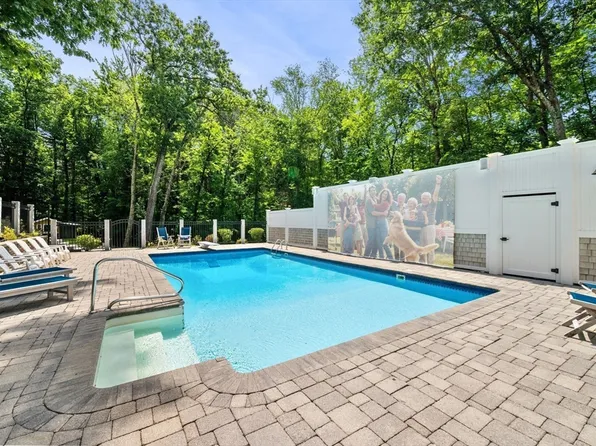 25 Turtle Ln, North Andover, MA 01845
