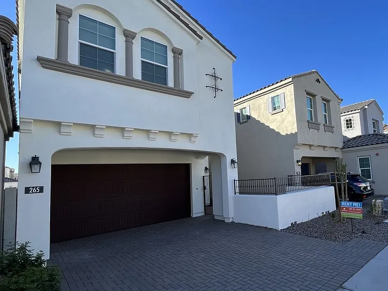 265 E Balsam Dr — Photo 3