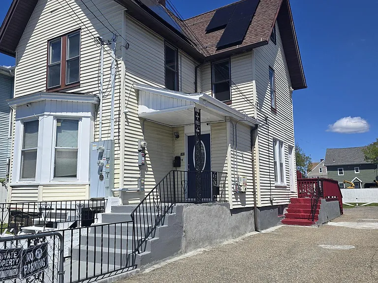 141 Hicks St — Photo 2