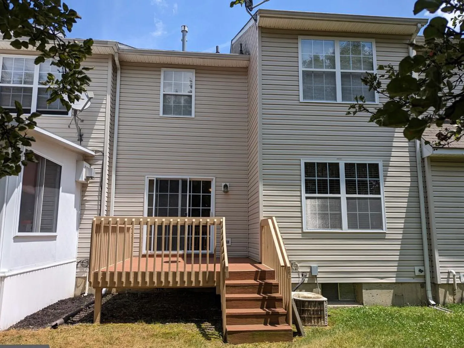 3 bed, 1650 sqft, $2,400 — Photo 2