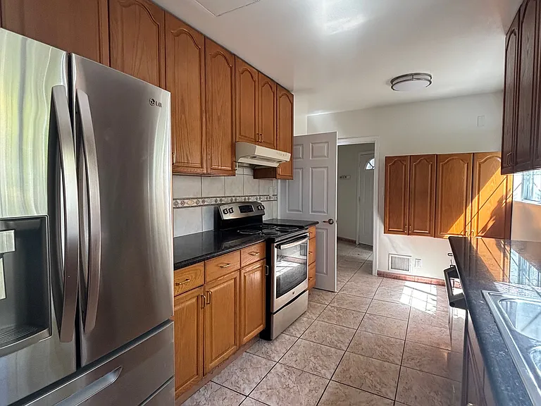 221 S Commonwealth Ave — Photo 23