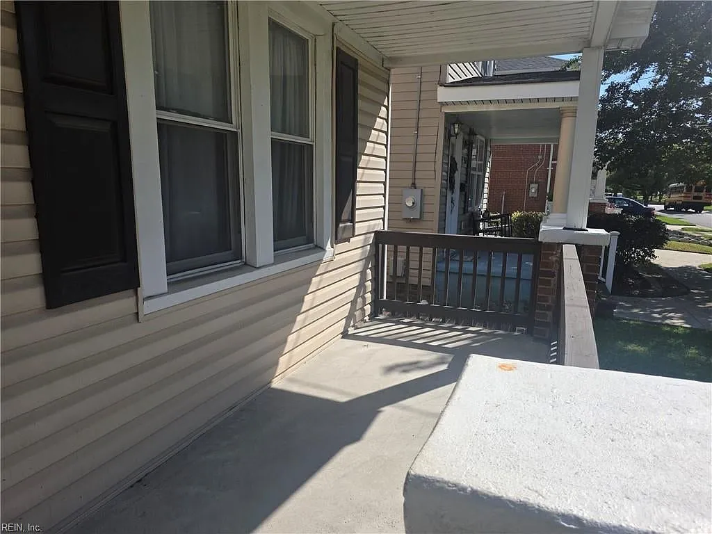 3 bed, 2.5 bath, 1549 sqft, $2,100 — Photo 2