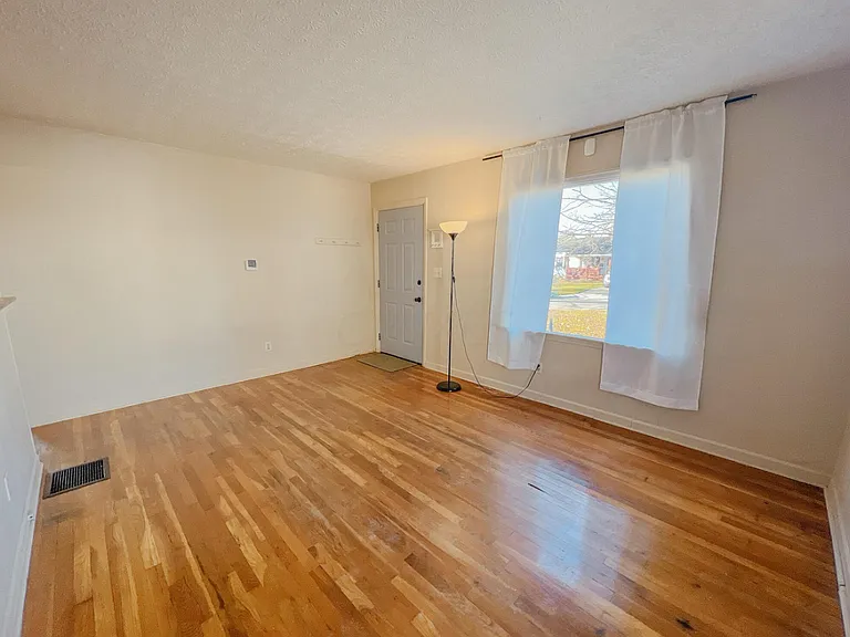 2630 Homecroft Dr — Photo 2