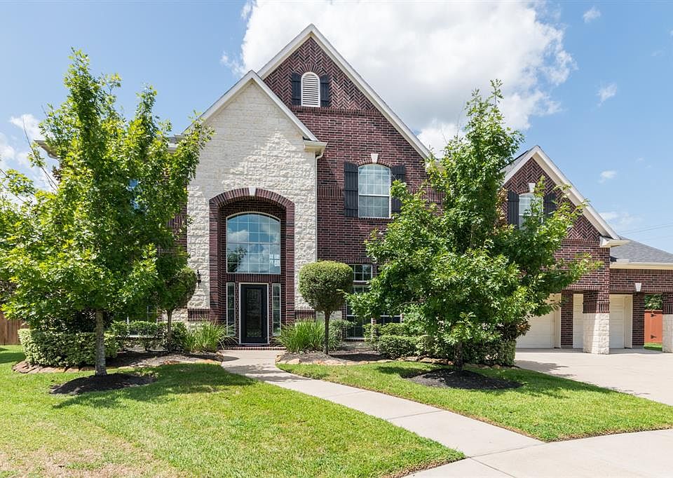 Welcome home ! Stunning Newmark home on a cul-de-sac in the gated Lakes at Gleannloch Farms.