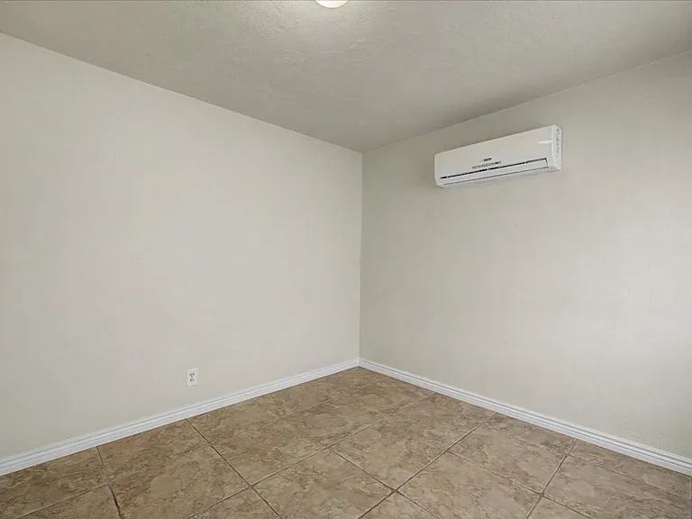 2120 E Silver St #B — Photo 16