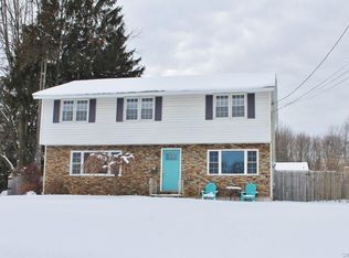 7577 Daphne Dr, North Syracuse, NY 13212