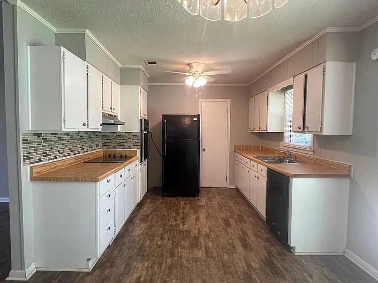 211 Laverne Dr — Photo 7