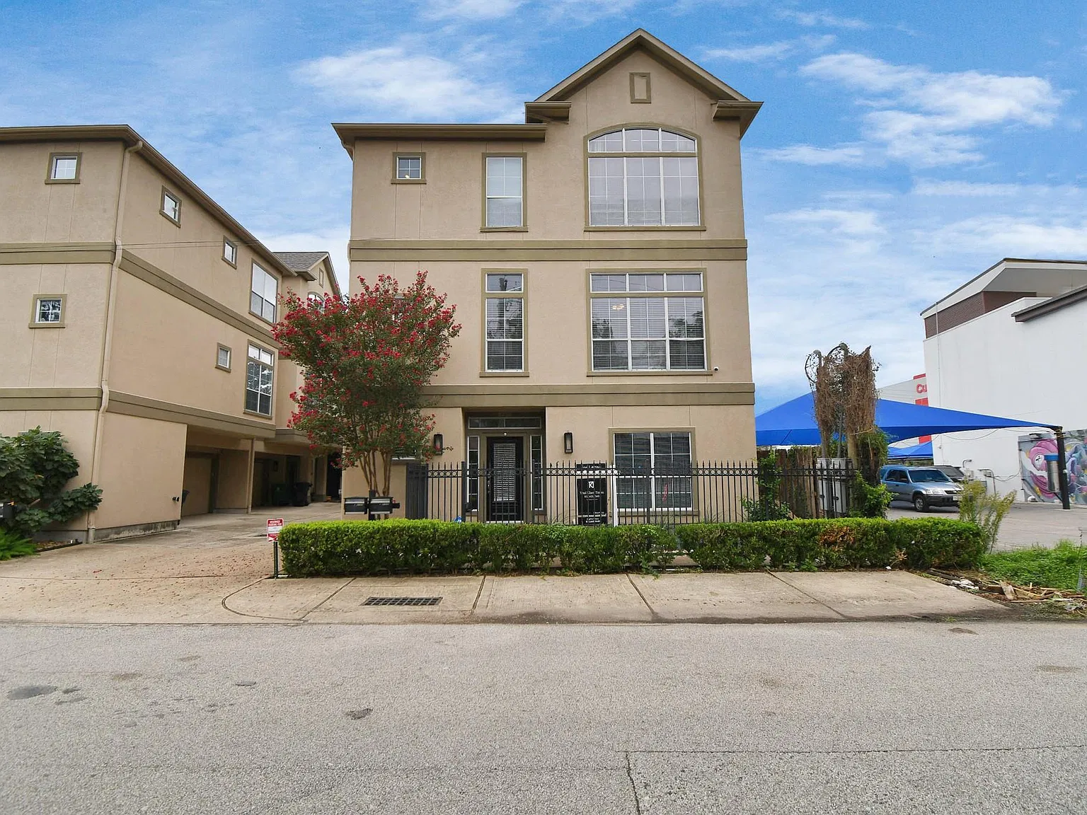 3 bed, 3.5 bath, 2305 sqft, $3,500 — Photo 2