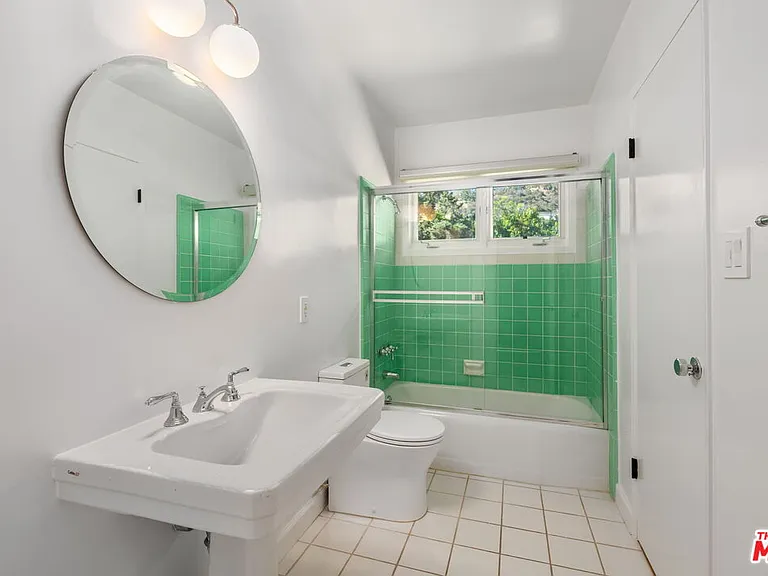 1836 N Doheny Dr — Photo 27