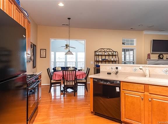 5th image of 2114 Savoy Pl #39