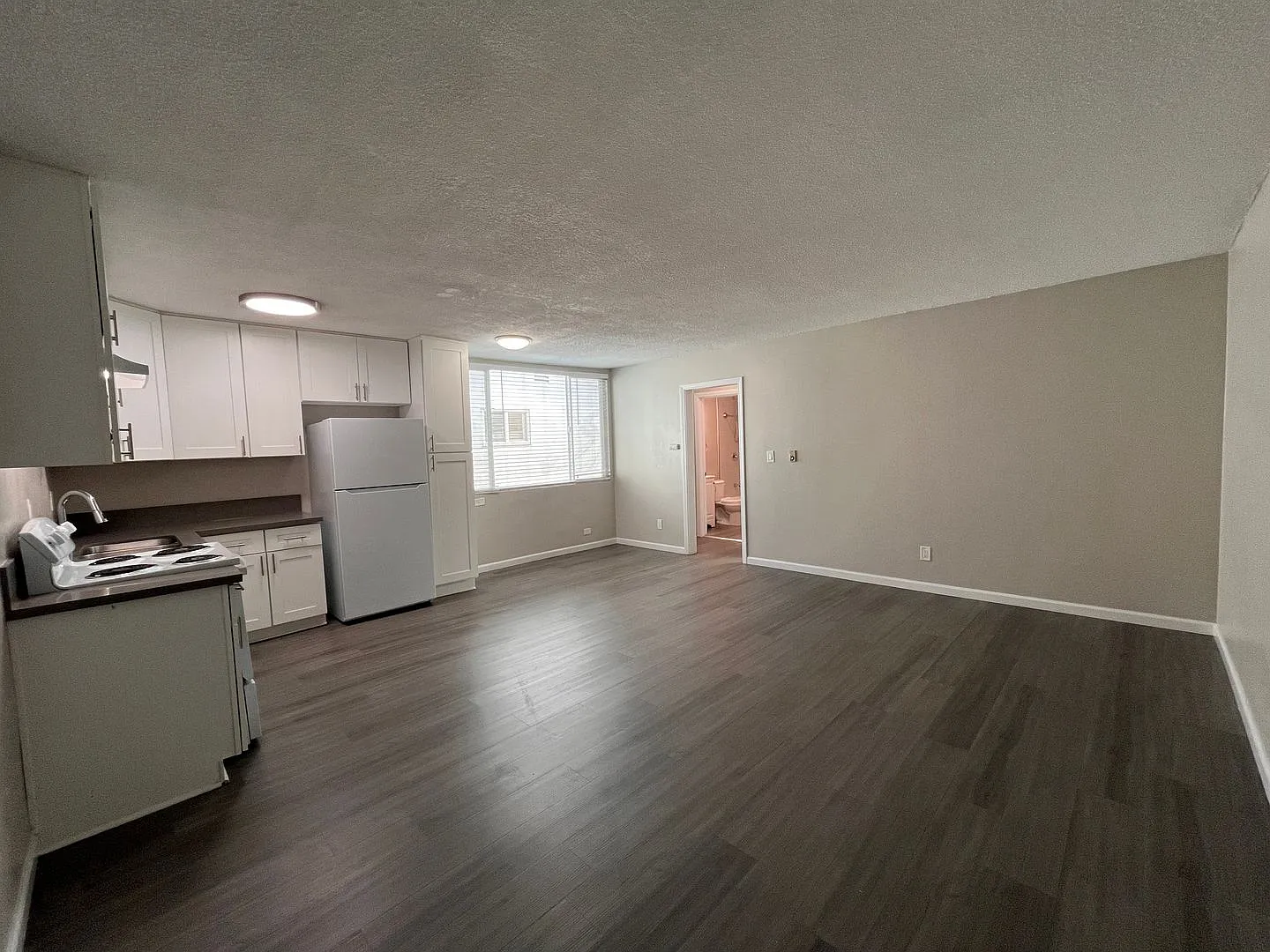 0047 Berro Family Building — Photo 2
