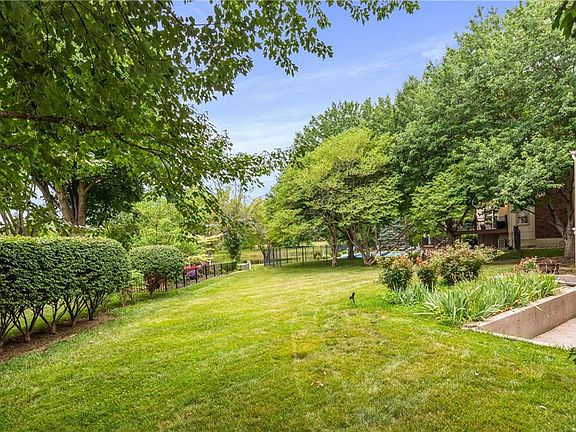 3rd image of 1090 NE Lakepoint Ct