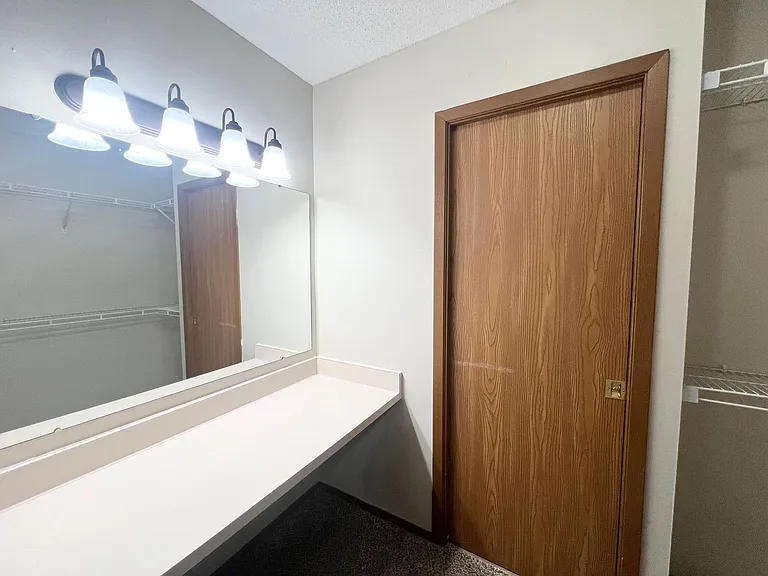 Oakridge Apartments — Photo 24