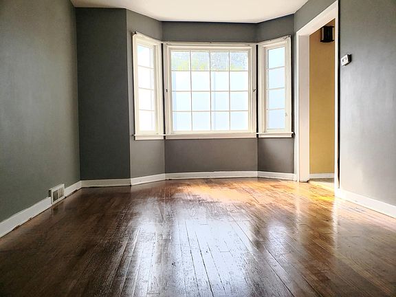5th image of 35 Riverview Ave