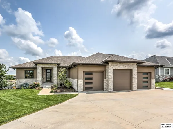 17816 Island Cir, Bennington, NE 68007