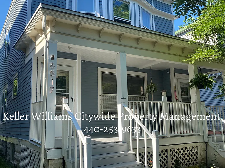 2 bedroom 1 bath up unit in Gordon Square — Photo 1