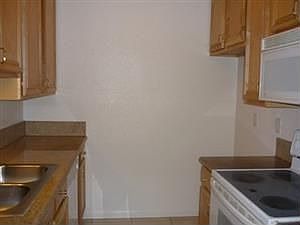 5th image of 4041 Oakcrest Dr Unit 106