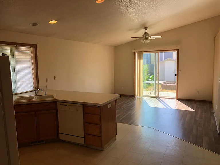 2912 NE Delancey Ct — Photo 9