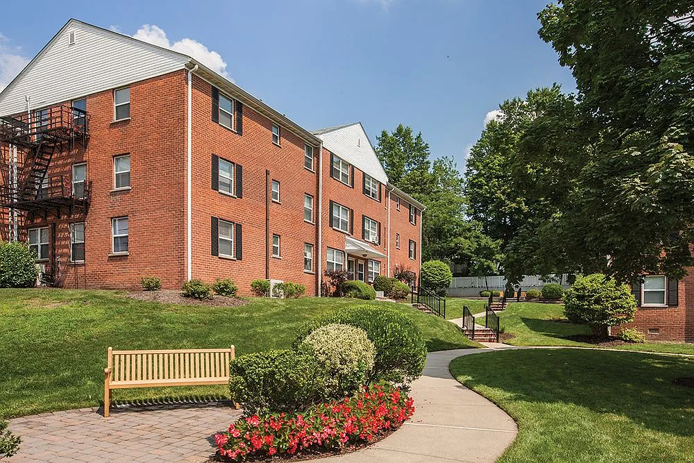 Windsor Apartments — Photo 3