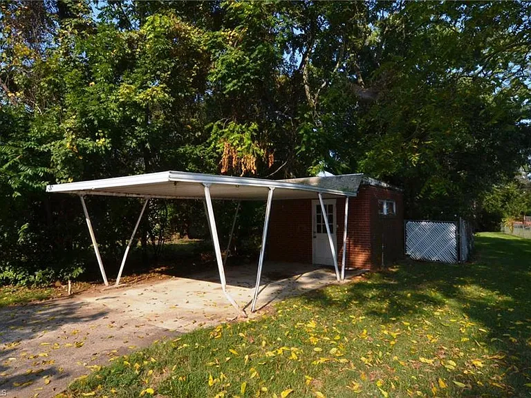 305 College Rd — Photo 12