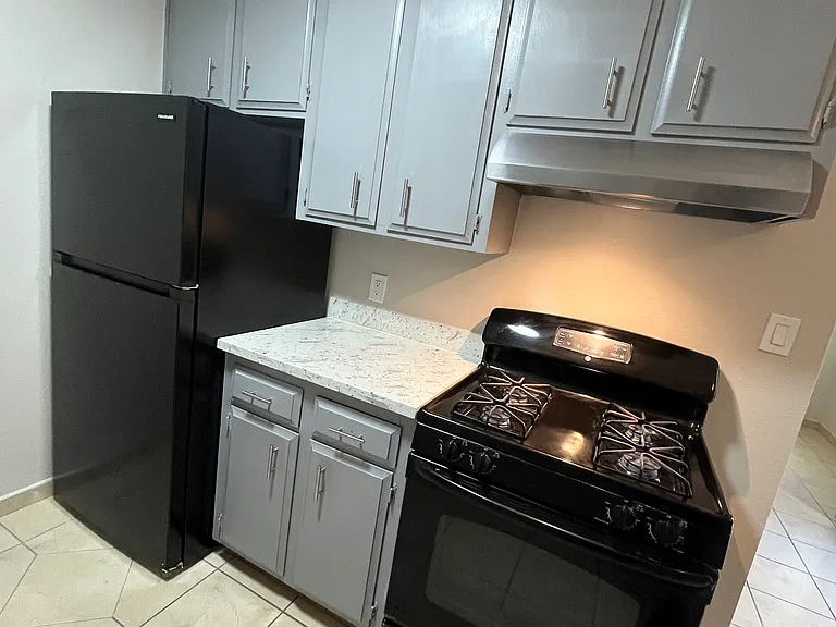 405 E Locust St #5 — Photo 6