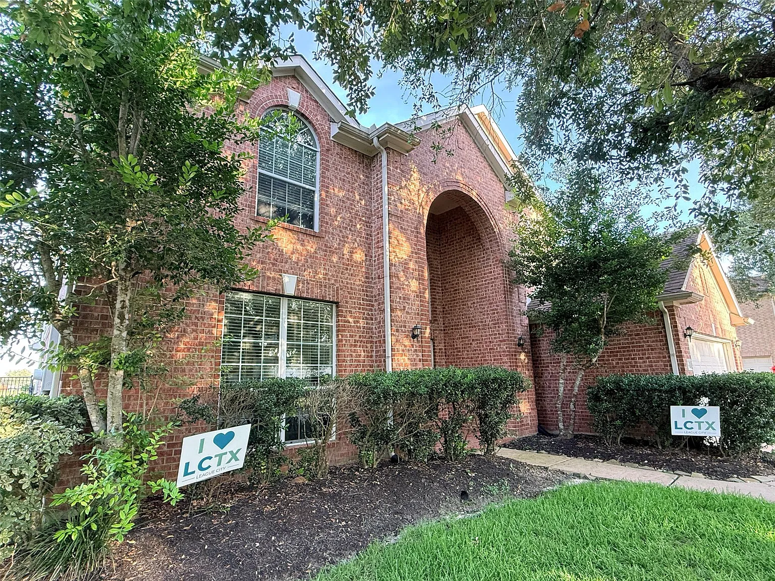 5 bed, 3.5 bath, 3562 sqft, $3,190 — Photo 2