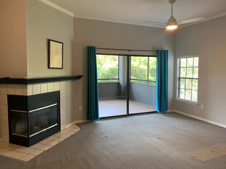 Living Room to Screened Lanai