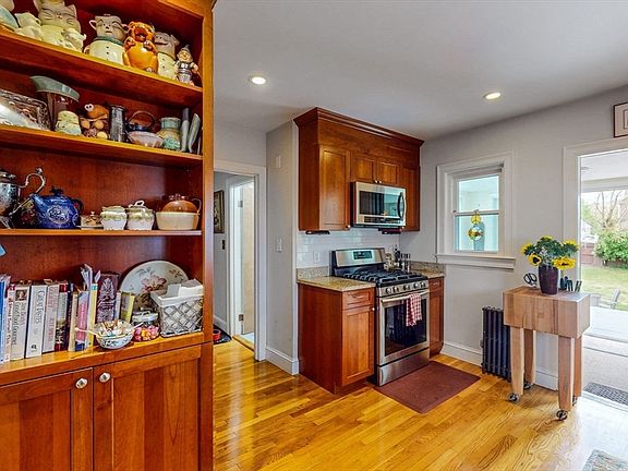 4th image of 16 Melbourne Ave
