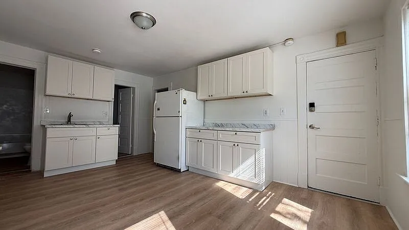 2 bed, 1.0 bath, $1,650 — Photo 3