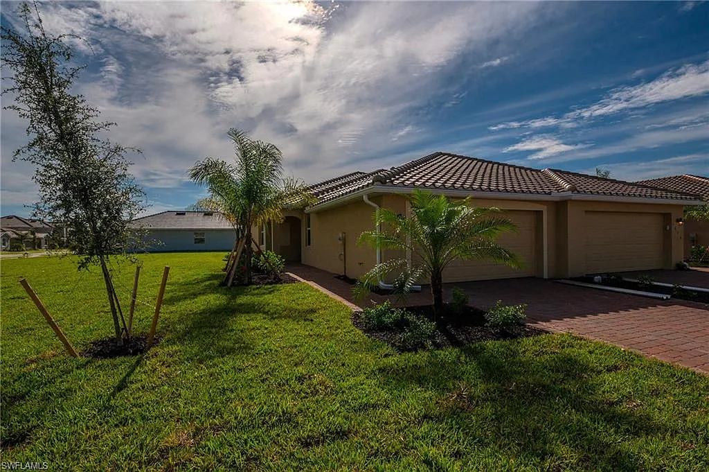 2 bed, 2.0 bath, 1564 sqft, $2,400 — Photo 2