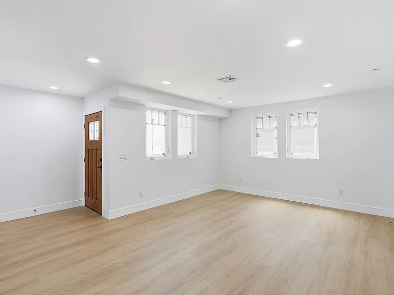 1822 1/2 S Harvard Blvd — Photo 15