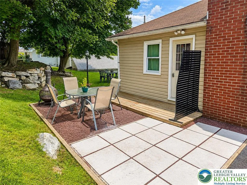 3 bed, 1.0 bath, 1092 sqft, $1,980 — Photo 4