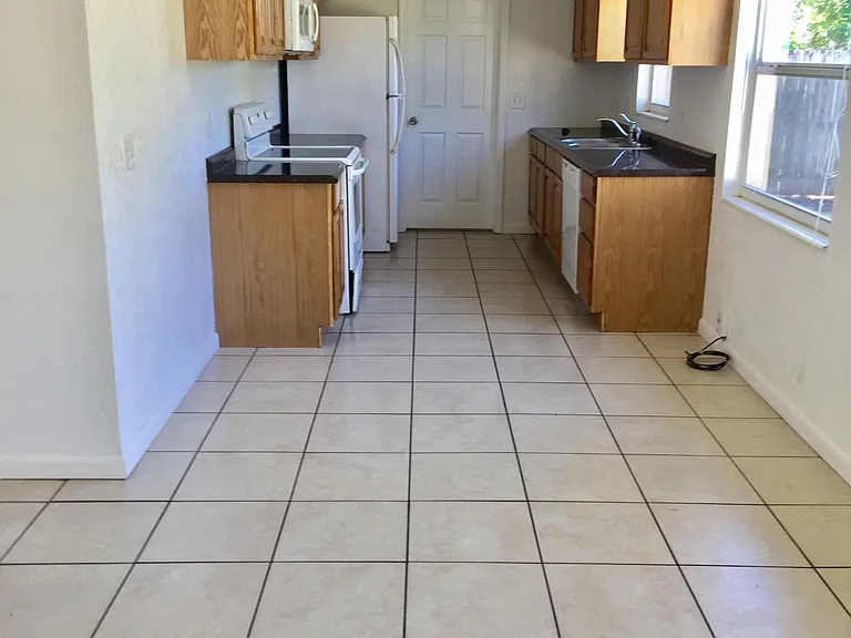 955 Martinique Dr — Photo 2
