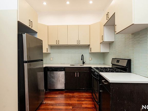 3rd image of 276 Boerum St APT 2B
