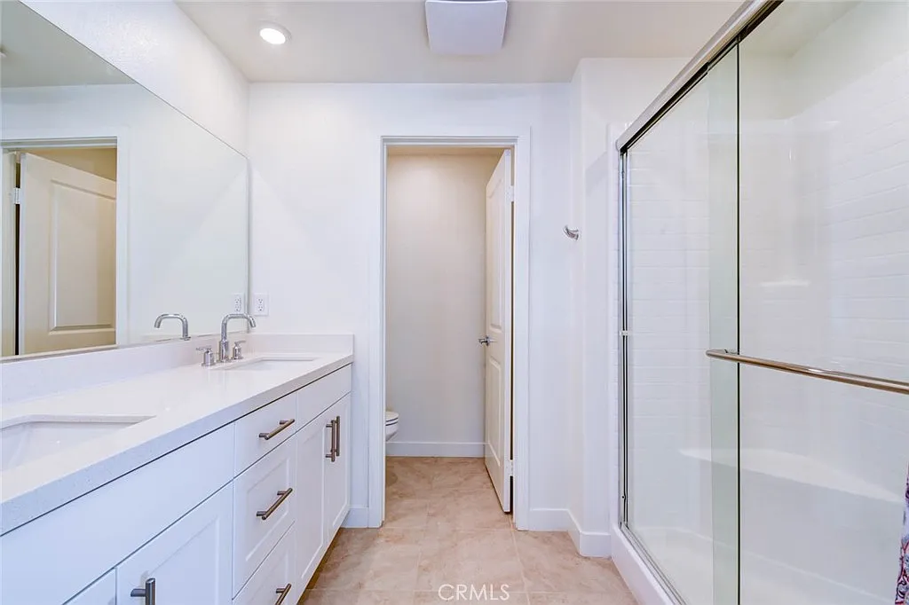 1 bed, 1.5 bath, 300 sqft, $1,600 — Photo 3