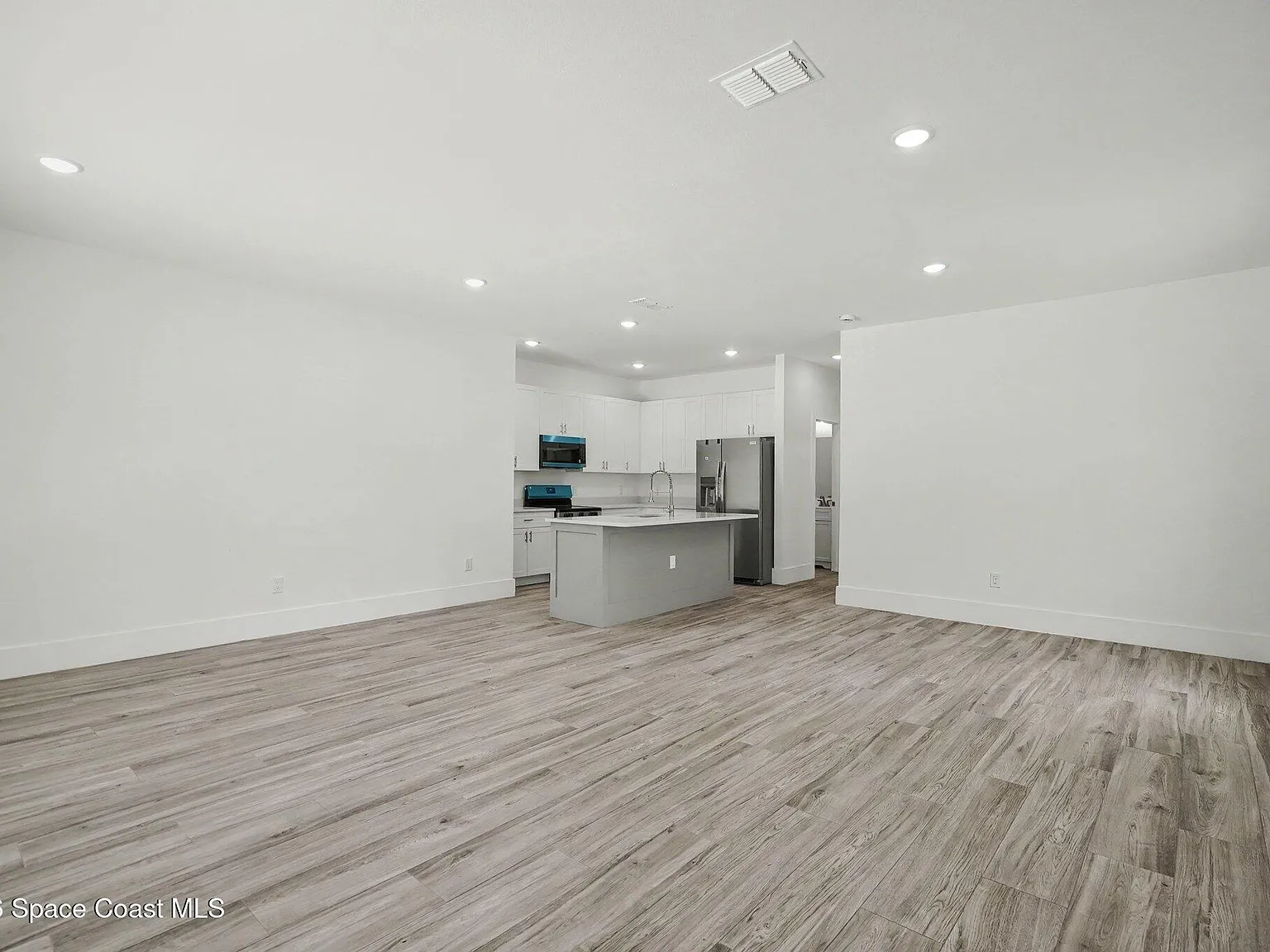 4 bed, 2.0 bath, 2264 sqft, $3,100 — Photo 4