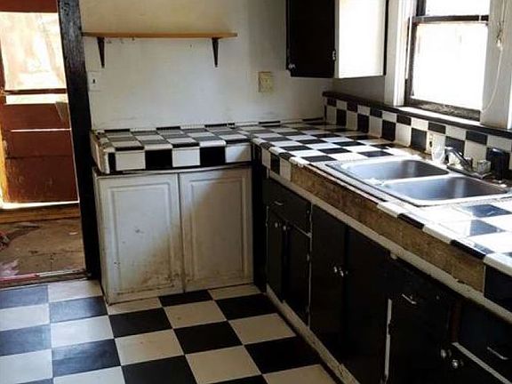 5th image of 402 Elm St