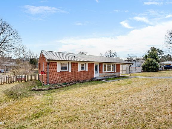 3rd image of 606 Pine Ridge Rd