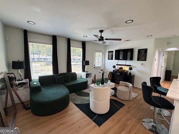 3rd image of 3852 Tyler Dr