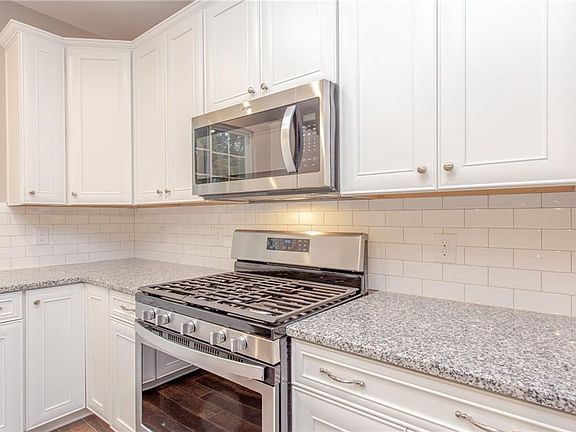3rd image of 982 Hawkin Ln
