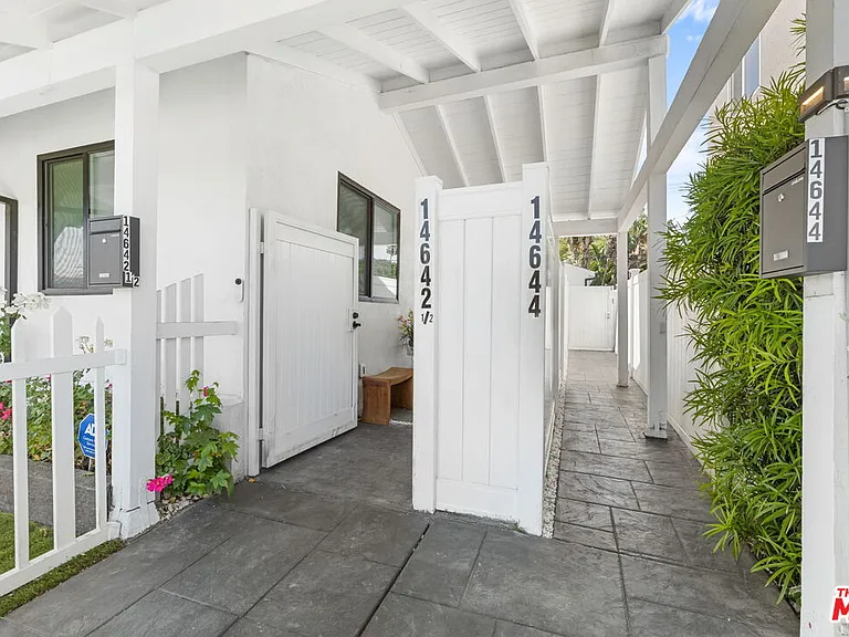 14642 Runnymede St — Photo 23