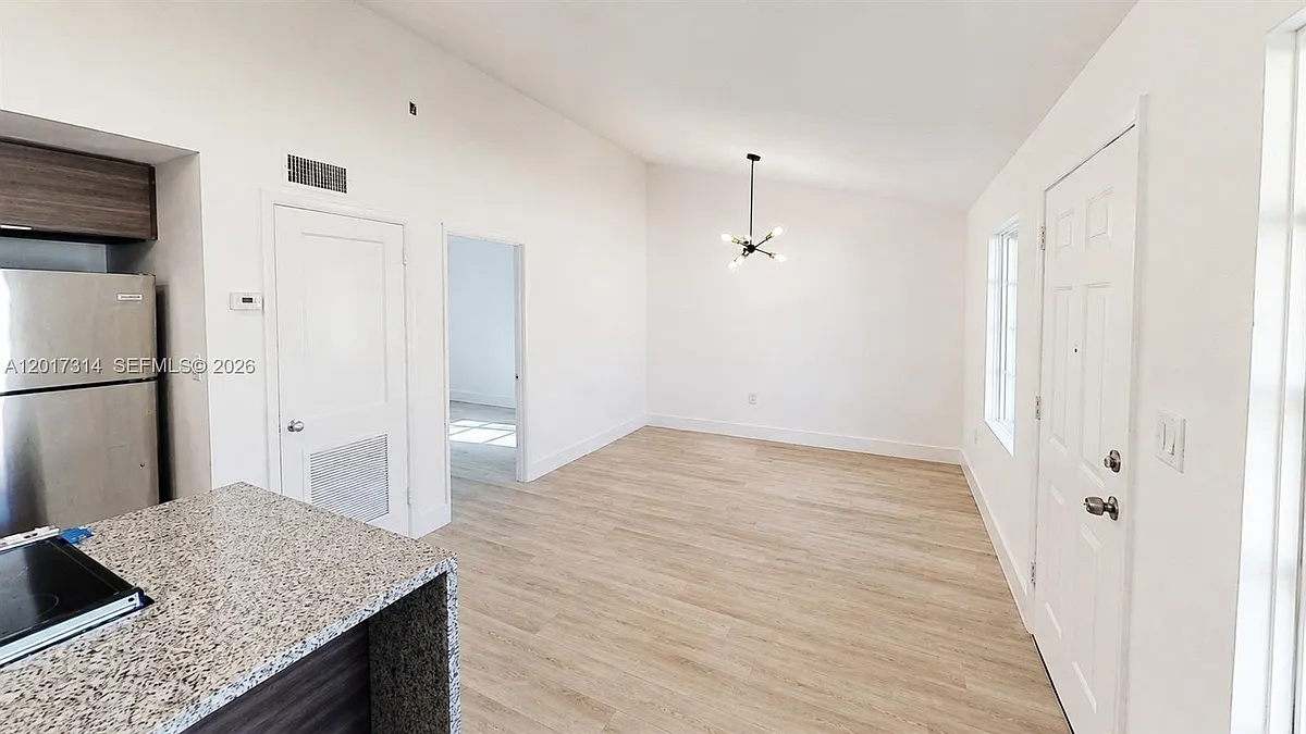 Building Photo - 840 SW 7th St #848