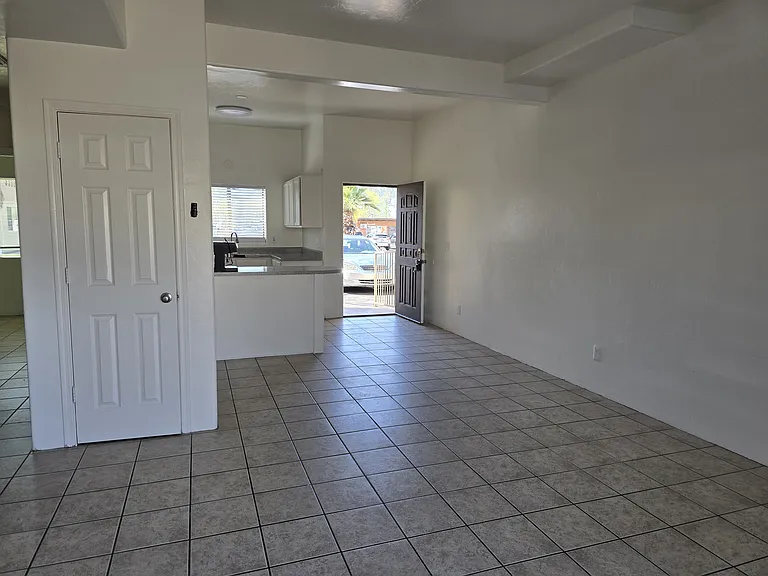 Very Large, Clean, and Bright Living Room