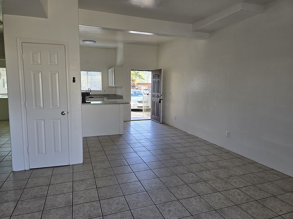 Very Large, Clean and Bright Living Room.