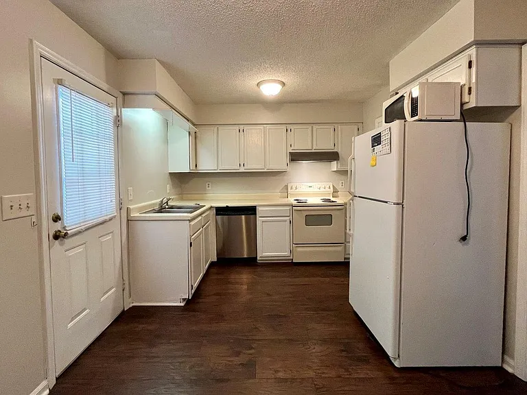 1602 Collegeview Ave — Photo 4