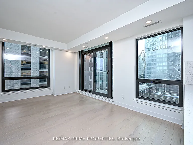 180 George St #508 — Photo 3