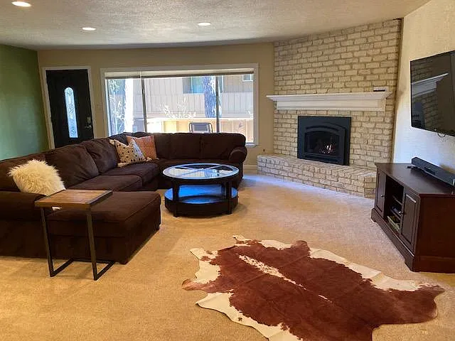 3 bed, 2.5 bath, 1716 sqft, $3,725 — Photo 2