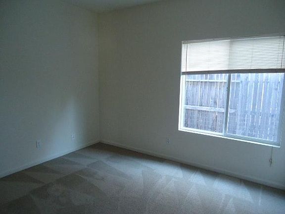 4th image of 390 Summer Garden Way