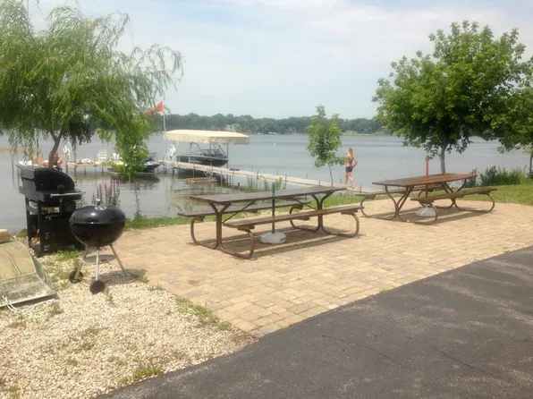 910 Diamond Lake Rd #16, Mundelein, IL 60060