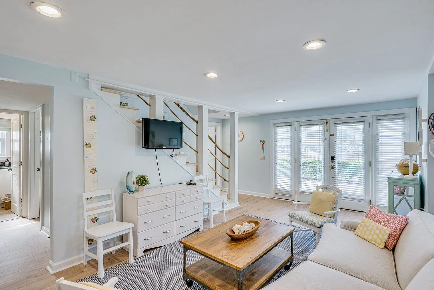 5 bed, 2.0 bath, 1991 sqft, $8,451 — Photo 4